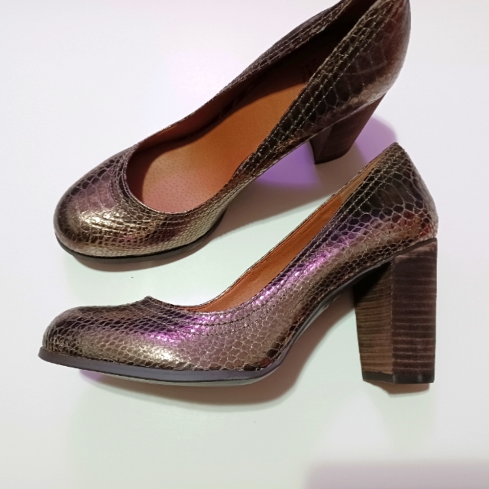 Pewter Metallic with Woodgrain Heels